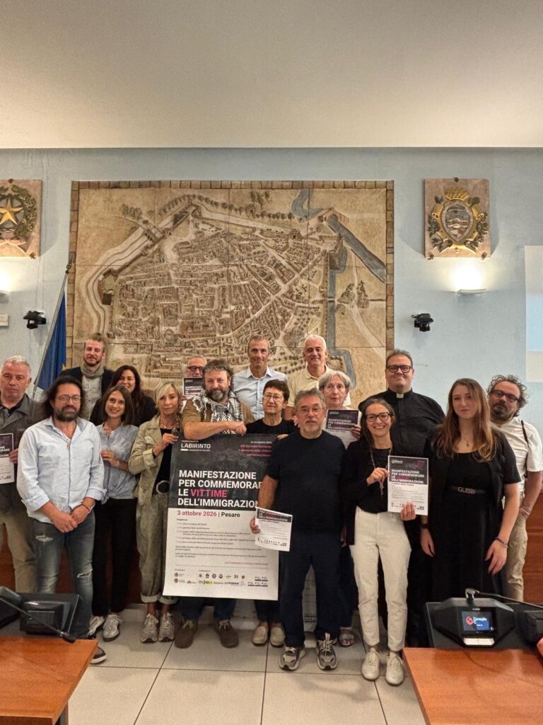 PESARO COMMEMORA LE VITTIME DEI NAUFRAGI CON LA CROCE DI LAMPEDUSA E DIECI CORONE AFFIDATE ALL’ADRIATICO