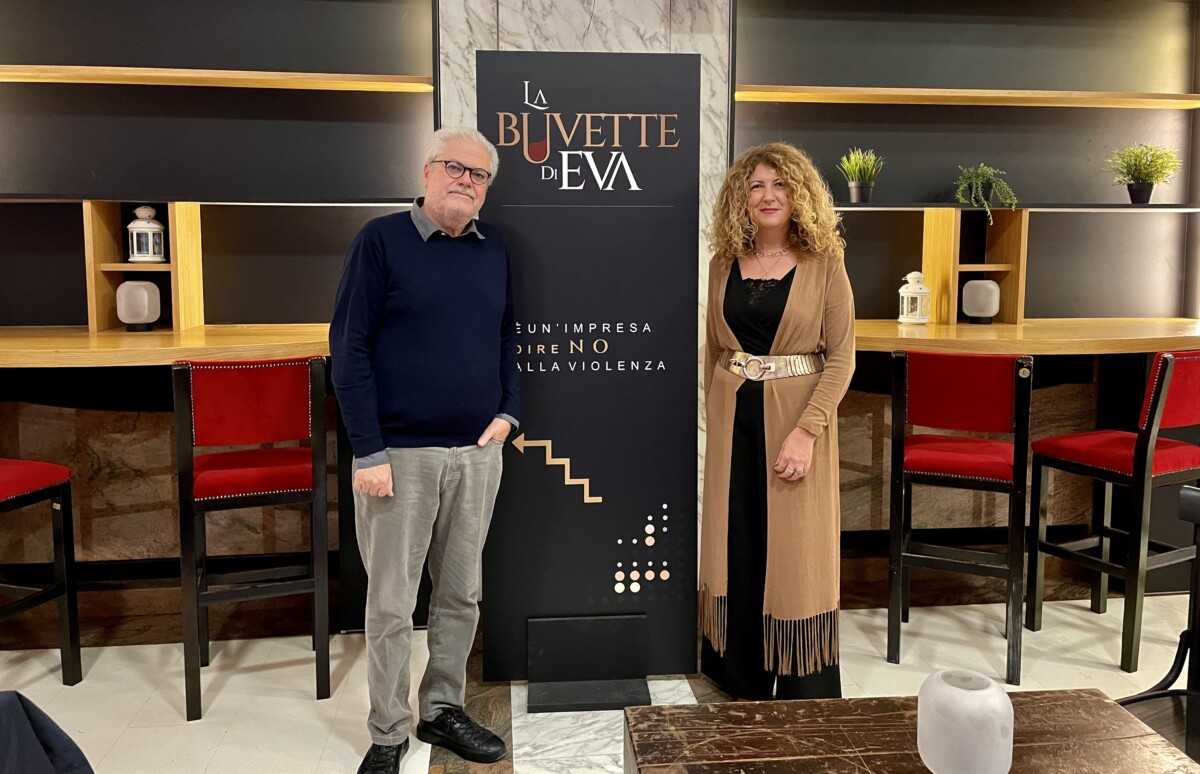 Roberto Ando direttore Teatro di Napoli e Daniela Santarpia cooperativa Eva alla Buvette Eva del Teatro di Napoli 1200x774